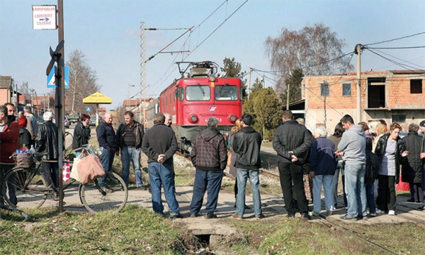 Taksista poginuo na pružnom prelazu