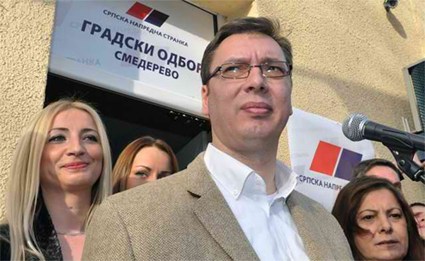 Aleksandar Vučić ispred zgrade Gradskog Odbora SNS u Smederevu