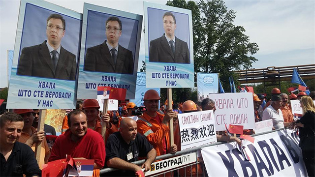 Radnici Železare sa Vučićevim likom  na plakatima
