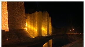 Smederevska tvrđava, noć nad zidinama malog grada … Smederevska tvrđava, noć nad zidinama malog grada ...