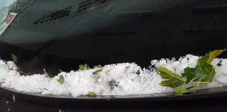 Nevreme sa gradom pogodilo Smederevo večeras Grad koji je preostao na automobilima nakon nevremena