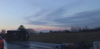 Prevrnuo se kombi na autoputu kod Smedereva Prevrnuo se kombi na autoputu kod Smedereva