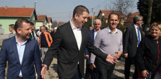Marko Đurić posetio izbeglice u Vučaku Marko Đurić u Vučaku