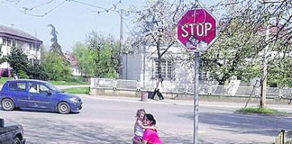 Dete od tri godine samo išetalo iz vrtića, ODGOVOR vaspitačica ŠOKIRAO MAJKU Sreća da je naišao komšija: Raskrsnica gde je devojčicu prepoznao komšija